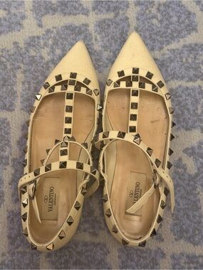 Valentino rockstuds  T-Strap Pointed Toe Flats in Cream